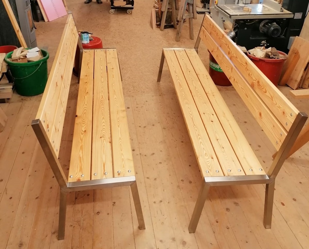 Holzbank mit Edelstahlgestell