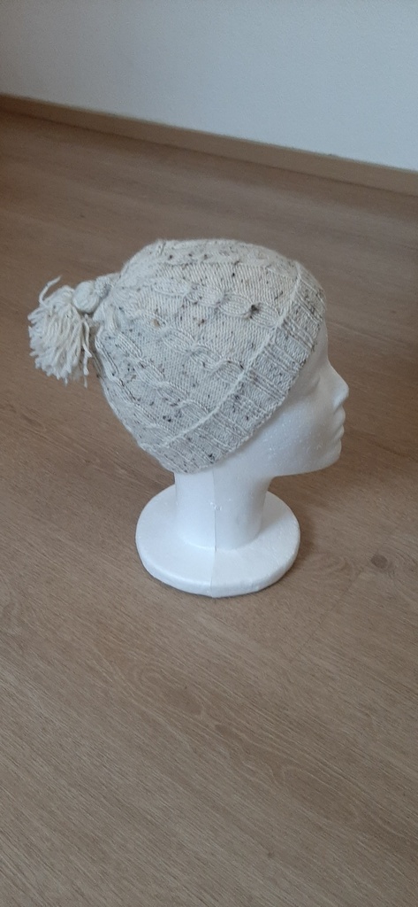 Kinderhaube beige mit Bommel